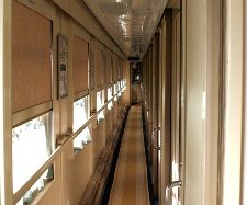 Интерьер прохода купейного вагона (2 класс) поезда «РОССИЯ»
